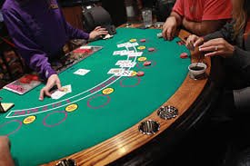 Dealer melakukan lemparan dadu secara live Dealer profesional melakukan lemparan dadu di studio live